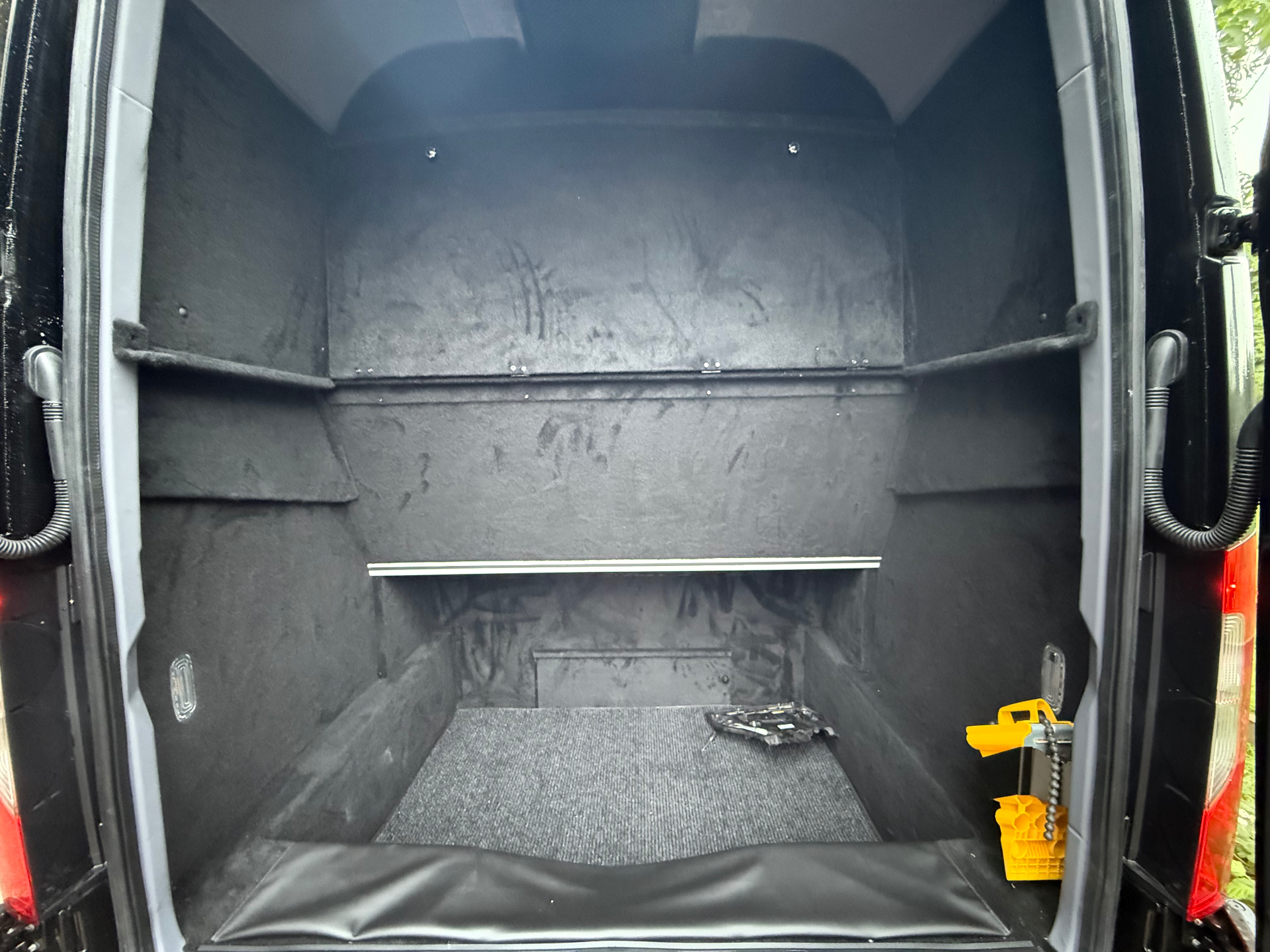 Dedicated rear luggage compartment of the executive minibus